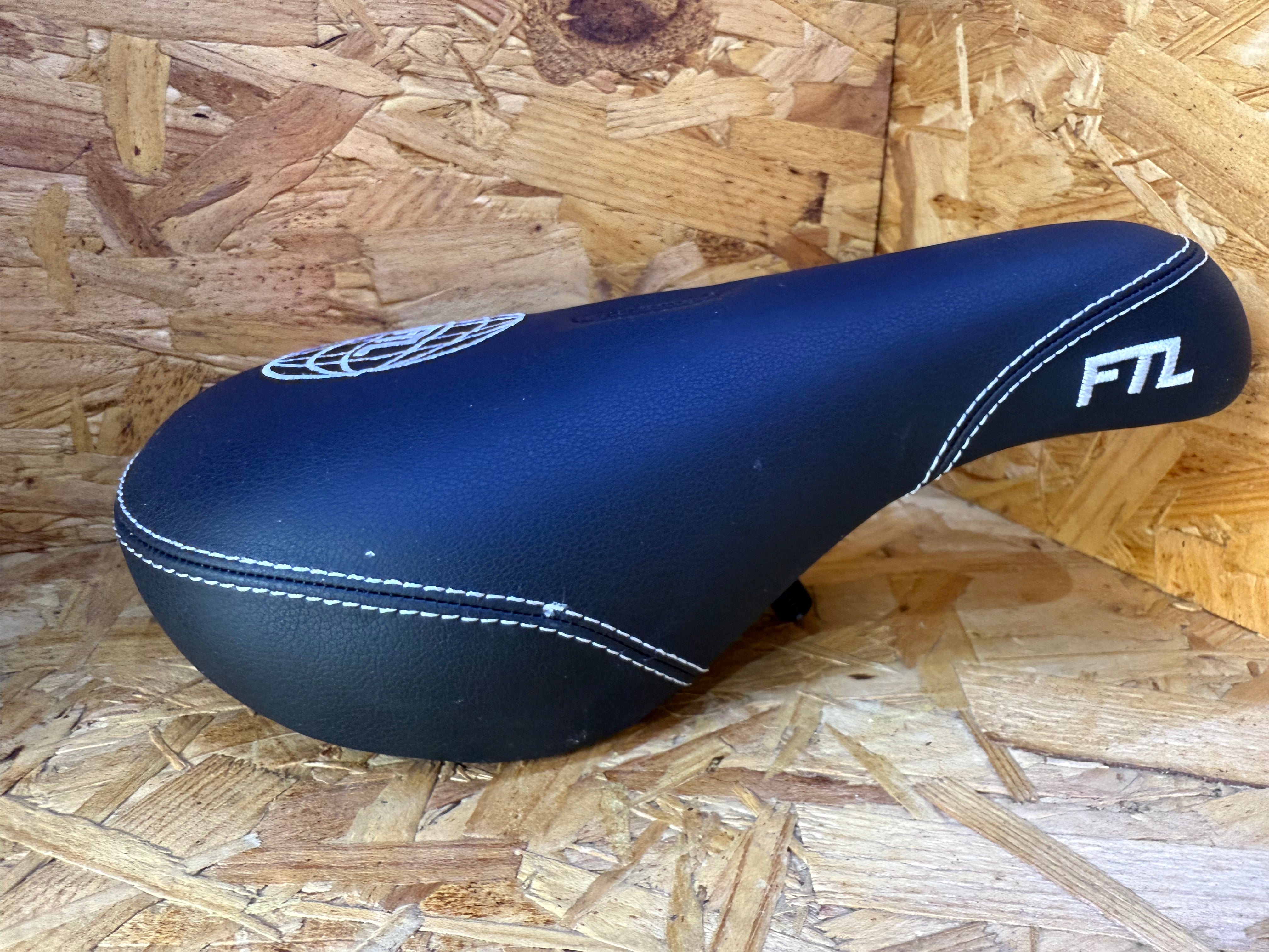Volume FTL Mid Pivotal Seat