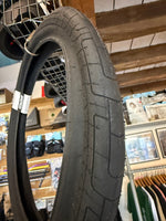 Load image into Gallery viewer, Colony Grip Lock 20” Tyre
