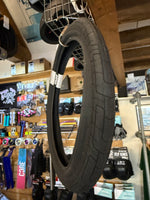 Load image into Gallery viewer, Colony Grip Lock 20” Tyre
